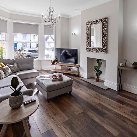Newly Refurbed, Central Apartment With Free Parking And Hot Tub Литам-Сент-Эннс Экстерьер фото