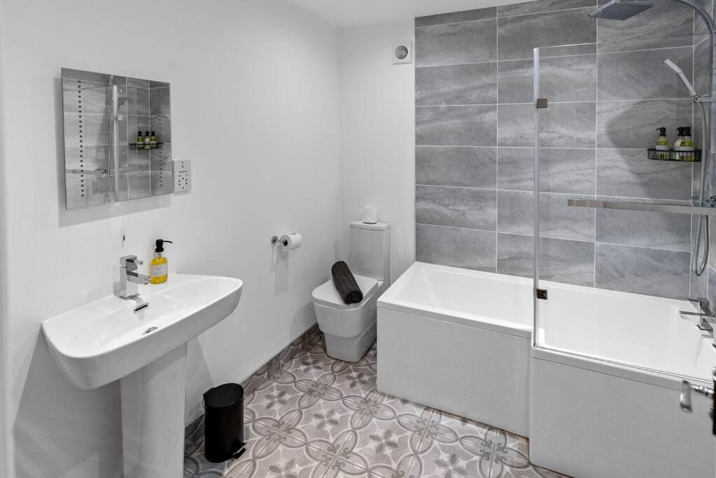Newly Refurbed, Central Apartment With Free Parking And Hot Tub Литам-Сент-Эннс Экстерьер фото