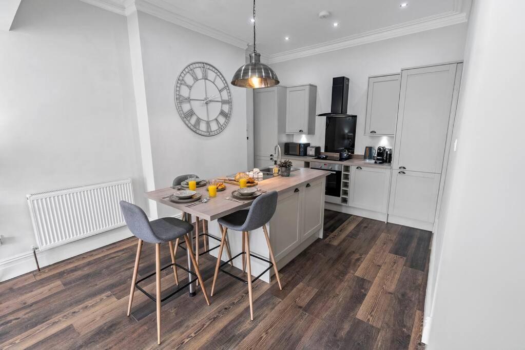 Newly Refurbed, Central Apartment With Free Parking And Hot Tub Литам-Сент-Эннс Экстерьер фото